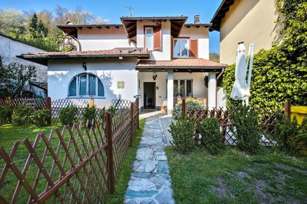 casa indipendente in vendita a Brusimpiano
