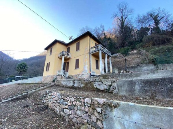 casa indipendente in vendita a Brusimpiano