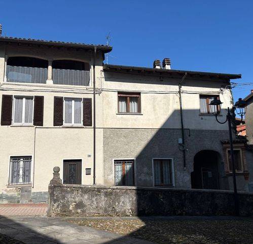 casa indipendente in vendita a Brusimpiano