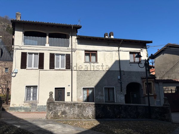 casa indipendente in vendita a Brusimpiano