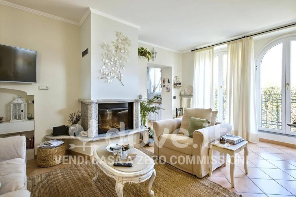 casa indipendente in vendita a Brusimpiano