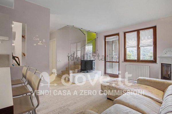 casa indipendente in vendita a Brusimpiano