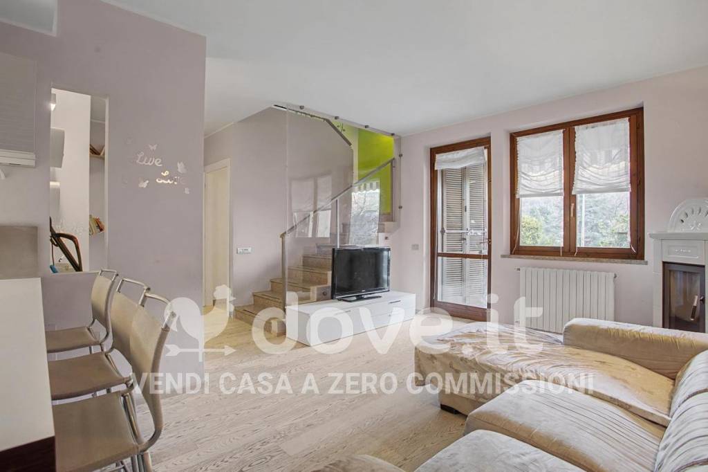 casa indipendente in vendita a Brusimpiano