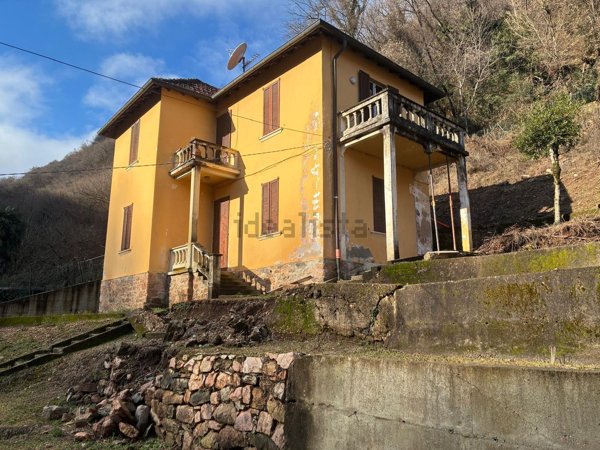 casa indipendente in vendita a Brusimpiano
