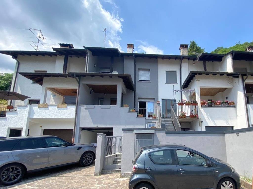 casa indipendente in vendita a Brusimpiano