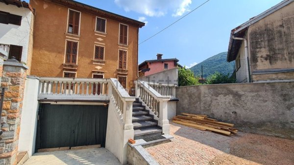 casa indipendente in vendita a Brusimpiano in zona Brusimpiccolo