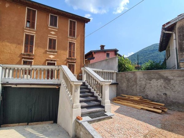 casa indipendente in vendita a Brusimpiano in zona Ardena