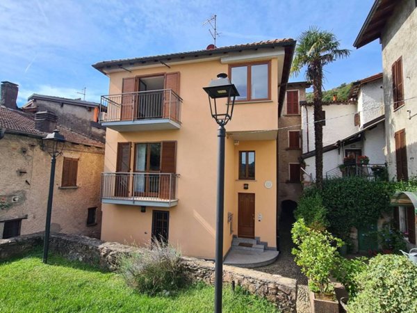 appartamento in vendita a Brusimpiano in zona Brusimpiccolo