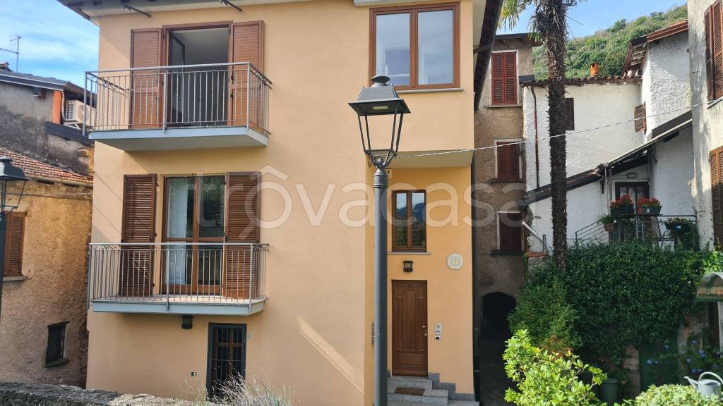 appartamento in vendita a Brusimpiano in zona Brusimpiccolo
