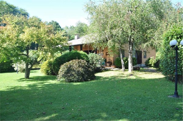 casa indipendente in vendita a Brusimpiano in zona Ardena