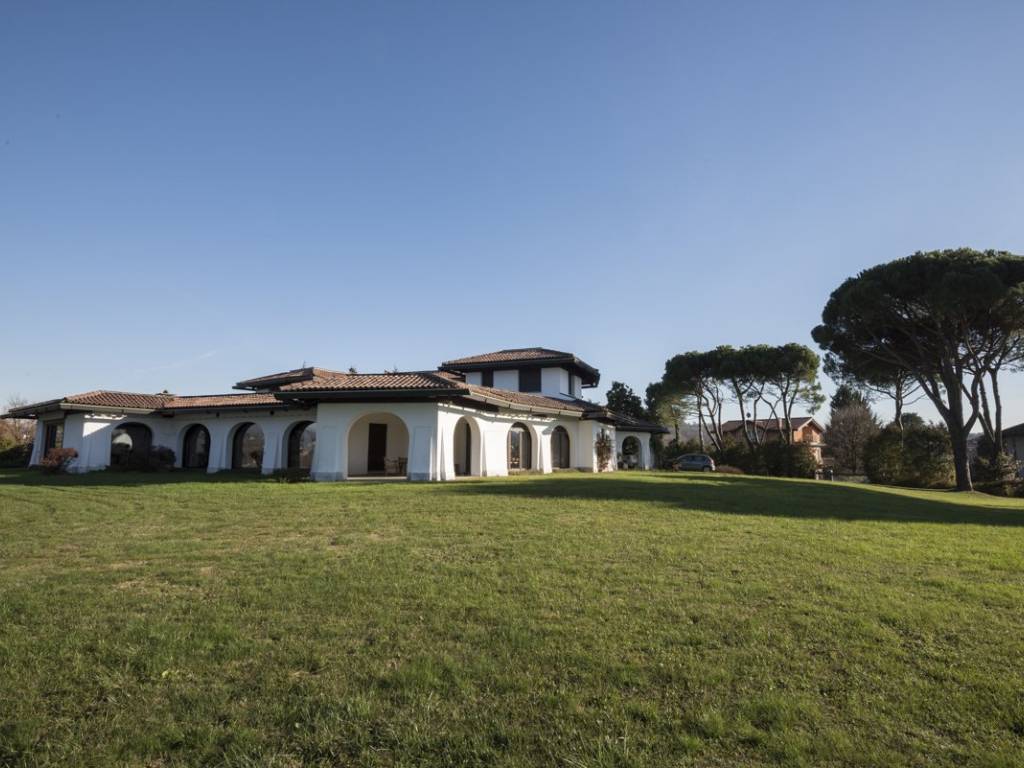casa indipendente in vendita a Buguggiate