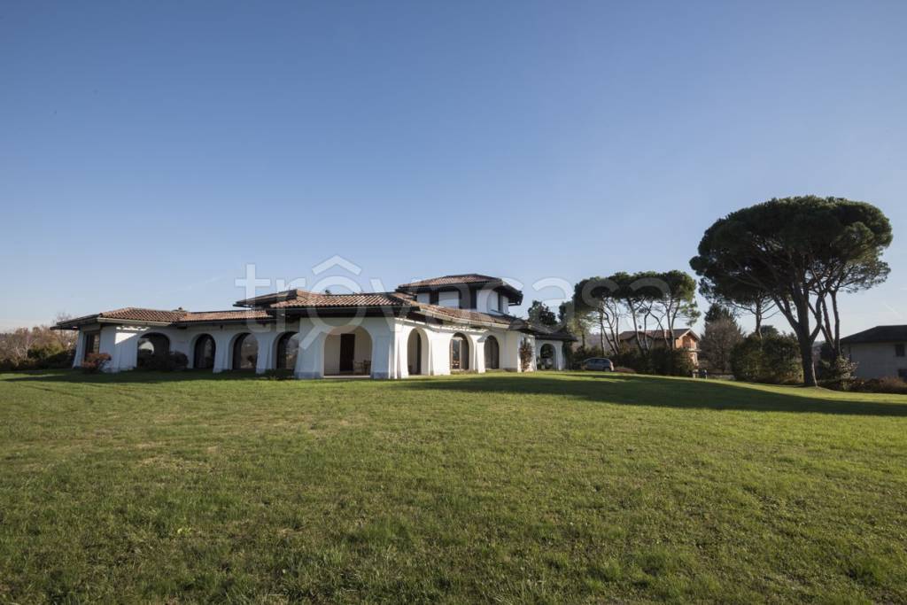 casa indipendente in vendita a Buguggiate