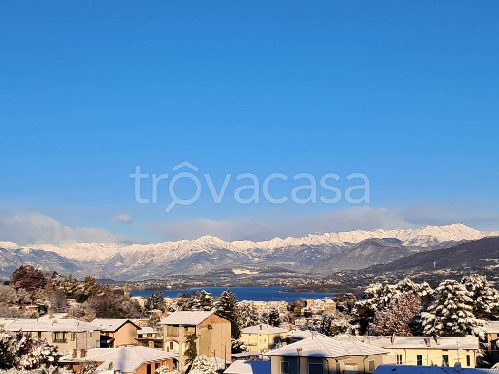 casa indipendente in vendita a Buguggiate