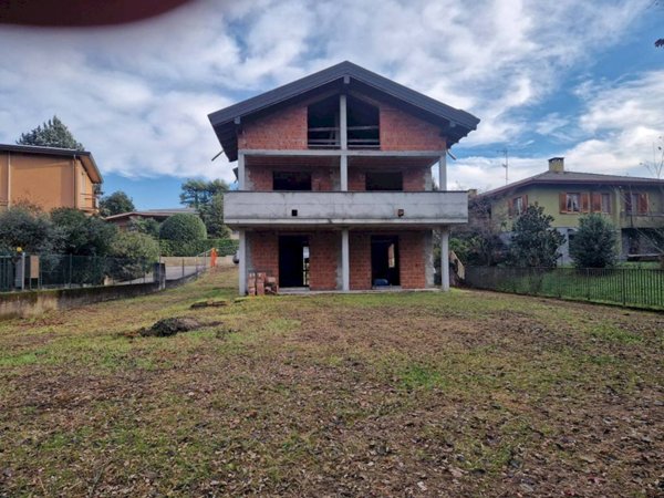 casa indipendente in vendita a Buguggiate