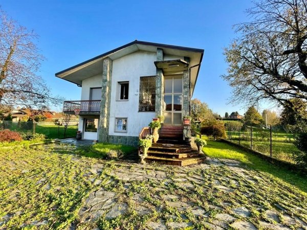 casa indipendente in vendita a Buguggiate