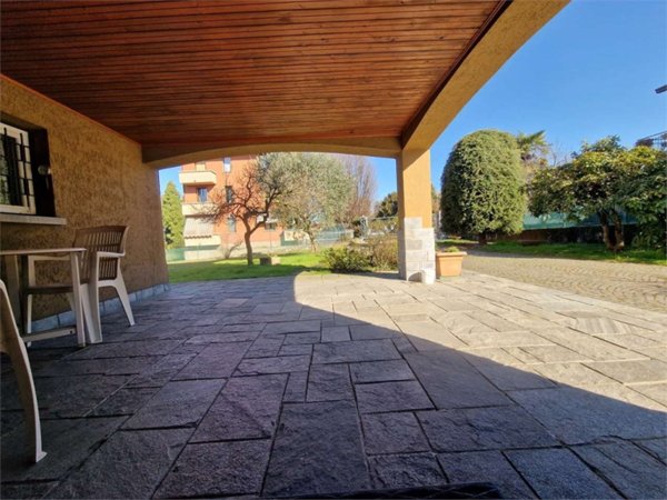 casa indipendente in vendita a Buguggiate