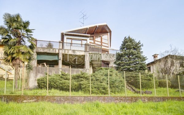 casa indipendente in vendita a Buguggiate