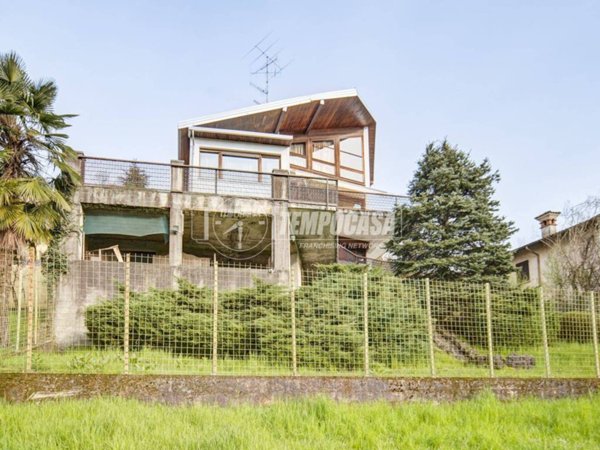 casa indipendente in vendita a Buguggiate