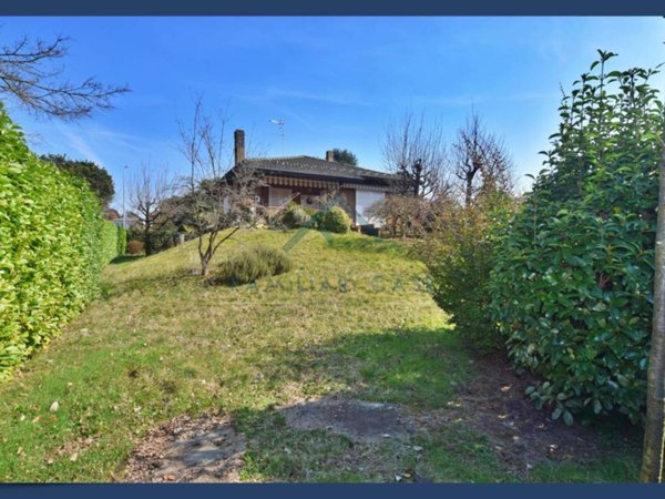 casa indipendente in vendita a Buguggiate