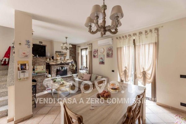 casa indipendente in vendita a Buguggiate