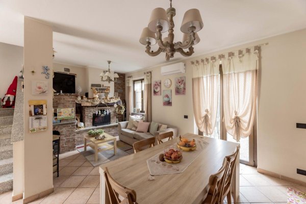 casa indipendente in vendita a Buguggiate