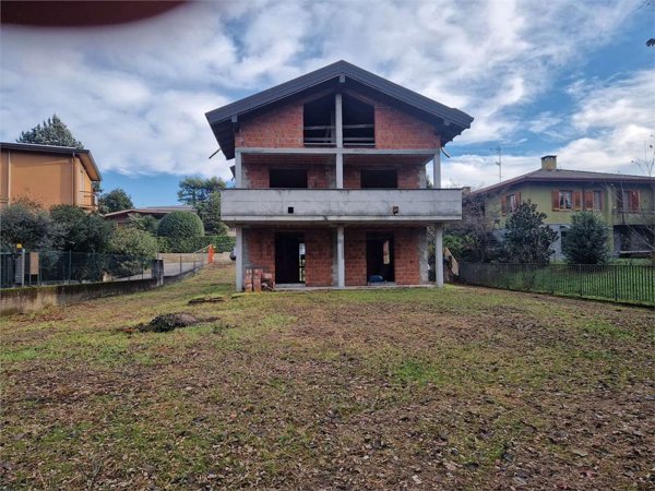 casa indipendente in vendita a Buguggiate