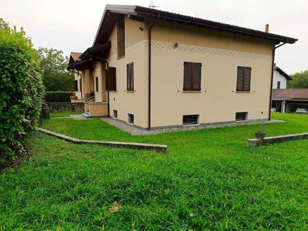 casa indipendente in vendita a Buguggiate
