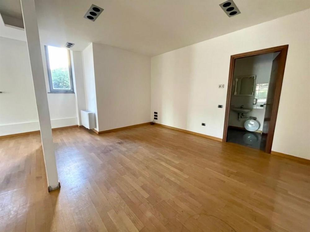 negozio in vendita a Buguggiate