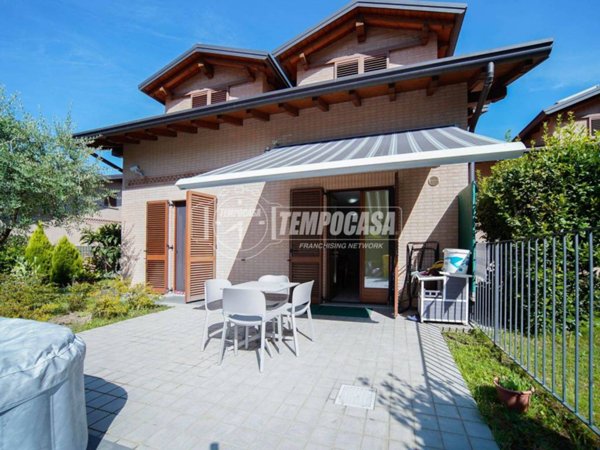casa indipendente in vendita a Buguggiate