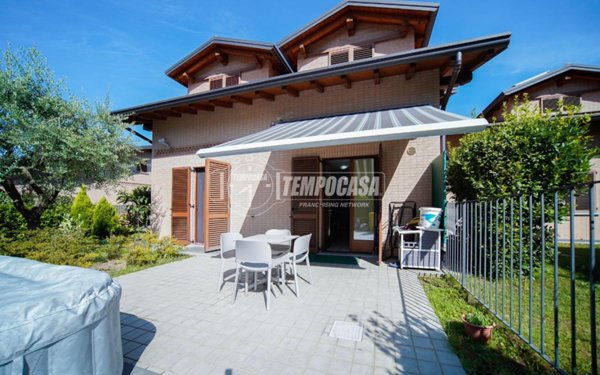 casa indipendente in vendita a Buguggiate