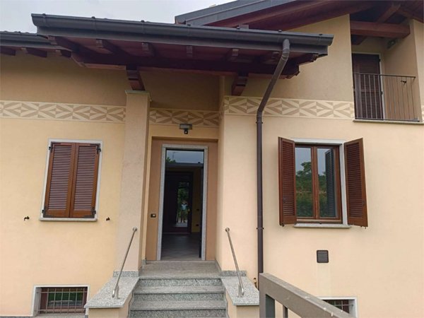 casa indipendente in vendita a Buguggiate