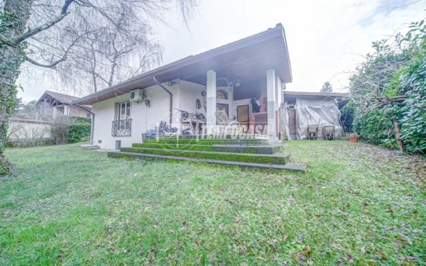casa indipendente in vendita a Buguggiate