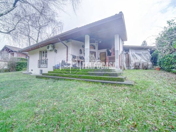 casa indipendente in vendita a Buguggiate