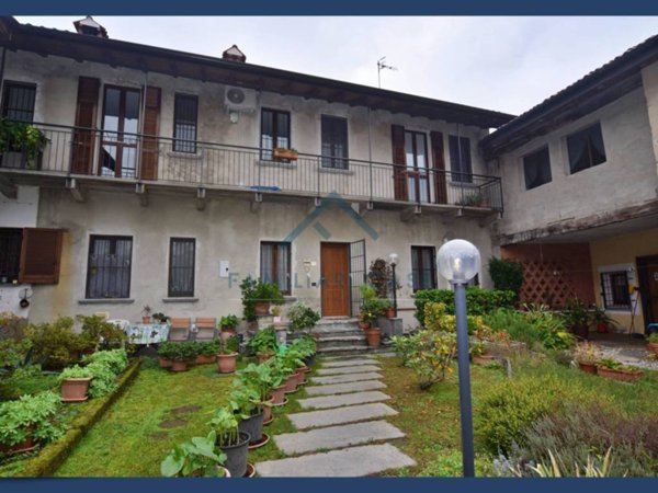 casa indipendente in vendita a Buguggiate