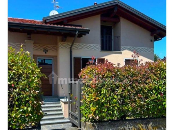 casa indipendente in vendita a Buguggiate