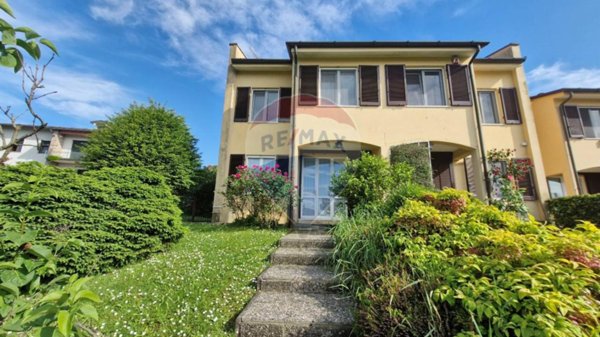 casa indipendente in vendita a Buguggiate