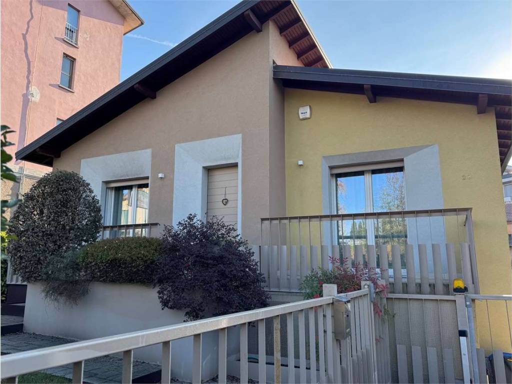 casa indipendente in vendita a Buguggiate