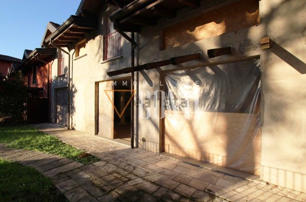 casa indipendente in vendita a Buguggiate