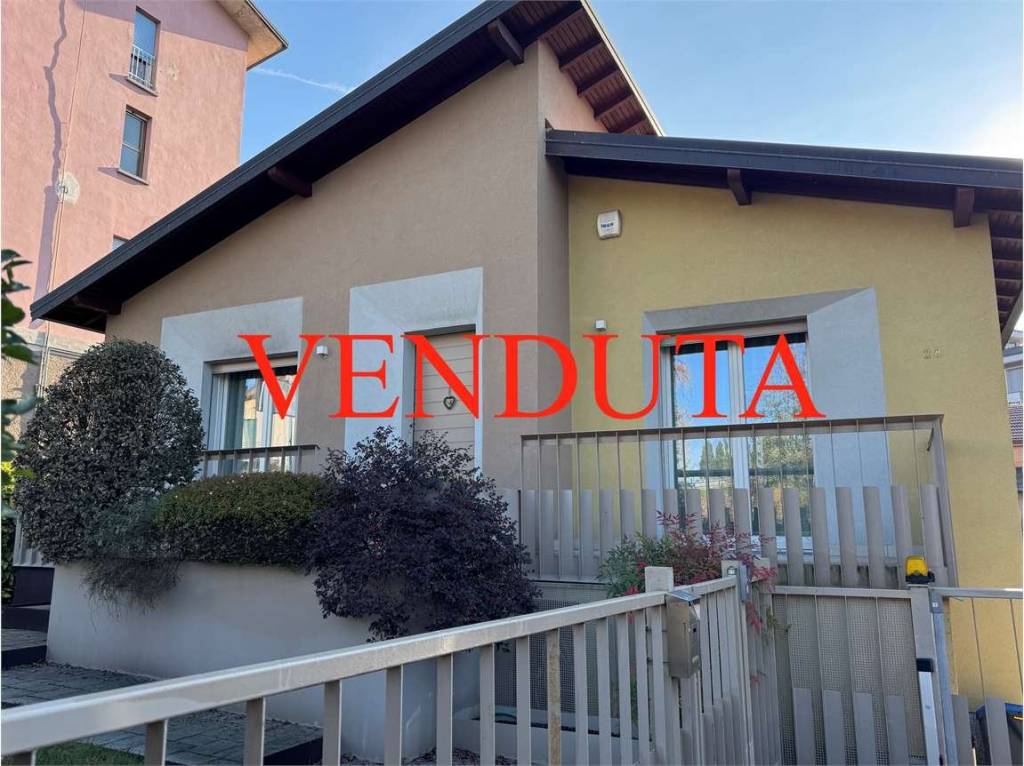 casa indipendente in vendita a Buguggiate