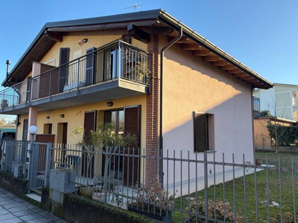 appartamento in vendita a Buguggiate