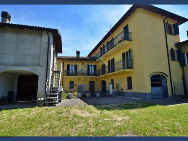 casa indipendente in vendita a Buguggiate