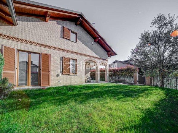 casa indipendente in vendita a Buguggiate