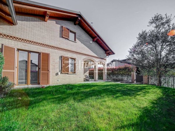casa indipendente in vendita a Buguggiate