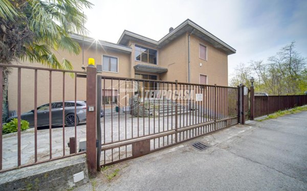 appartamento in vendita a Buguggiate