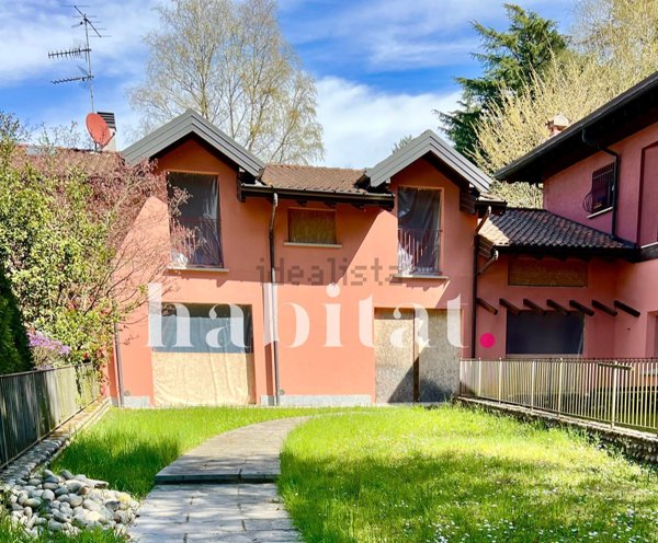 casa indipendente in vendita a Buguggiate