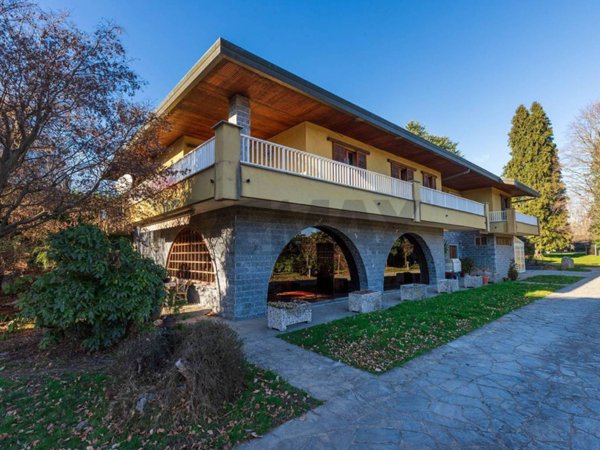 casa indipendente in vendita a Buguggiate