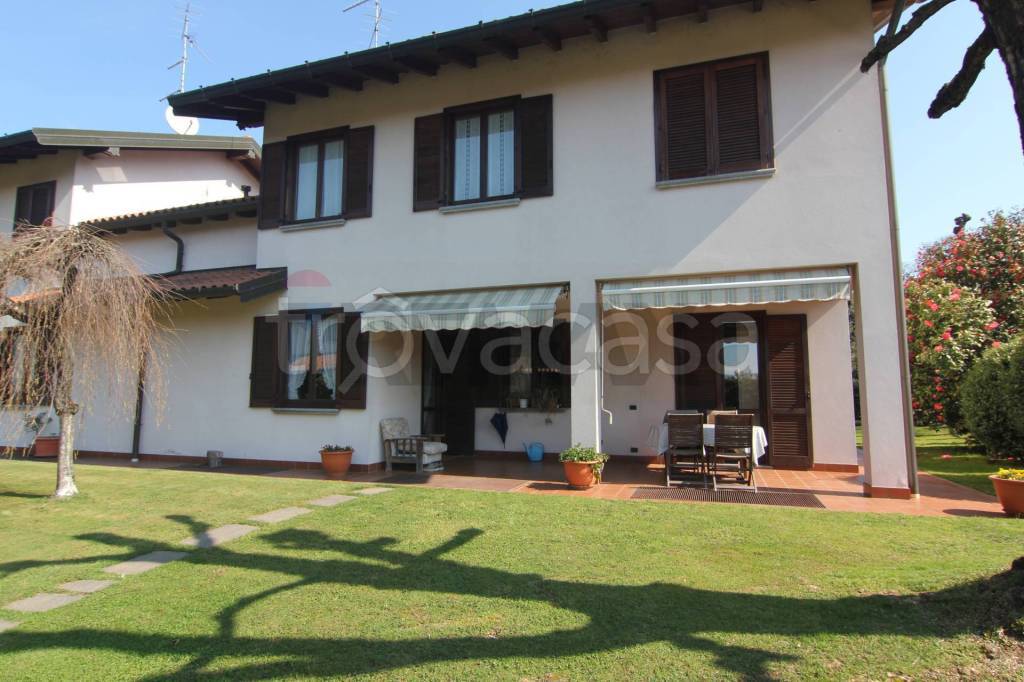 casa indipendente in vendita a Buguggiate