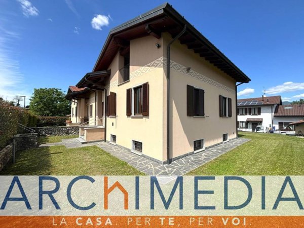 casa indipendente in vendita a Buguggiate