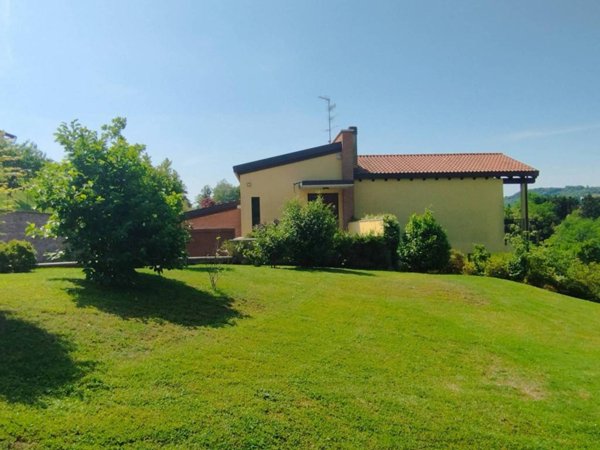 casa indipendente in vendita a Buguggiate