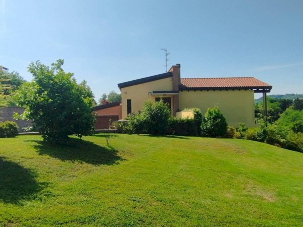 casa indipendente in vendita a Buguggiate